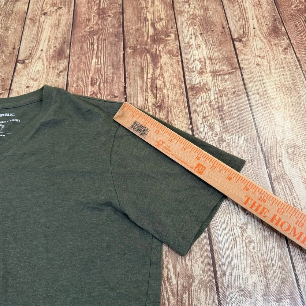 Banana Republic Eco Premium Wash T Shirt Mens Medium Green V Neck Short Sleeve